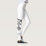 Leggings Manuscrit à la mode "jeune mariée " de couleur<br><div class="desc">Le cool a personnalisé la conception nuptiale de partie parfaite pour des parties de bachelorette,  douches nuptiales,  etc. choisissent votre couleur legging en cliquant sur sur la "personnaliser elle" et puis le petit compte-gouttes d'oeil.</div>