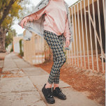 Leggings Modèle floral dahlia blanc sur noir<br><div class="desc">Des leggings élégants et à la mode qui arborent l'image d'une fleur simple et blanche Dahlia avec centre jaune sur un arrière - plan noir et imprimé dans un motif extensible. Un design floral et amusant ! Sélectionnez votre taille de légumineuses.</div>