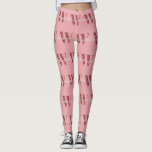 Leggings Monogramme de fille et nom rose roux<br><div class="desc">Monogramme de fille et Nom calligraphie rouge rose rousse Personnalisable Monogramme et Nom écrit sur le monogramme dans les tons rose et rougissant. Le monogramme est une grande lettre en rouge rose foncé et le nom est écrit en lettres manuscrites avec une couleur rose très pâle. Les couleurs des lettres...</div>