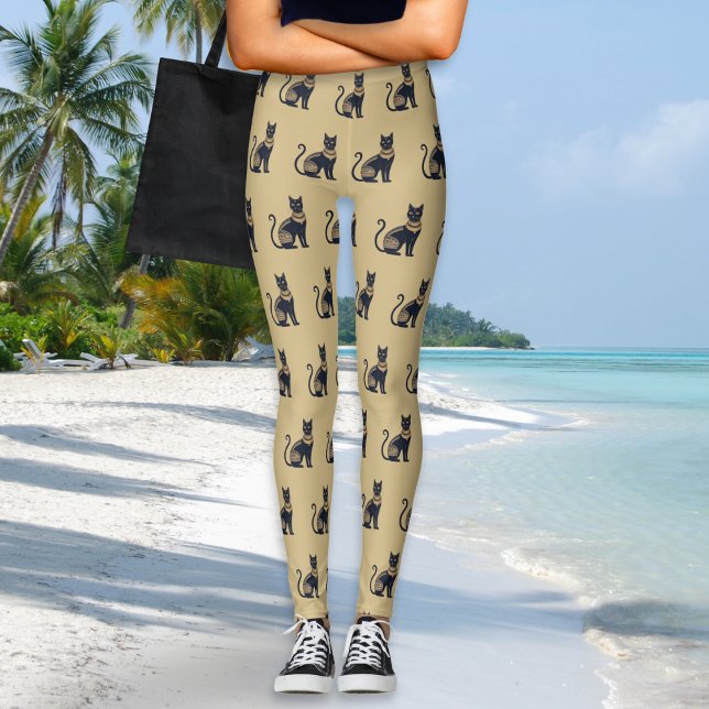 Leggings Motif de chat noir égyptien couleur sable (A pair of leggings in sand beige, with Egyptian-inspired black and faux gold cat pattern)