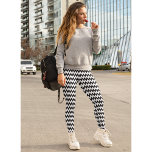 Leggings Motif de Zag de Zig Blanc Blanc Noir Chic Moderne<br><div class="desc">Personnalisé, moderne, cool, chic, élégant, respirant, cousu à la main, noir et blanc zig zag géométrique motif femmes mode en longueur sport sport yoga gym course pantalon leggings, qui s'étire pour s'adapter à votre corps, embrasse dans tous les bons endroits, rebondit après le lavage, et ne perd pas leur forme...</div>