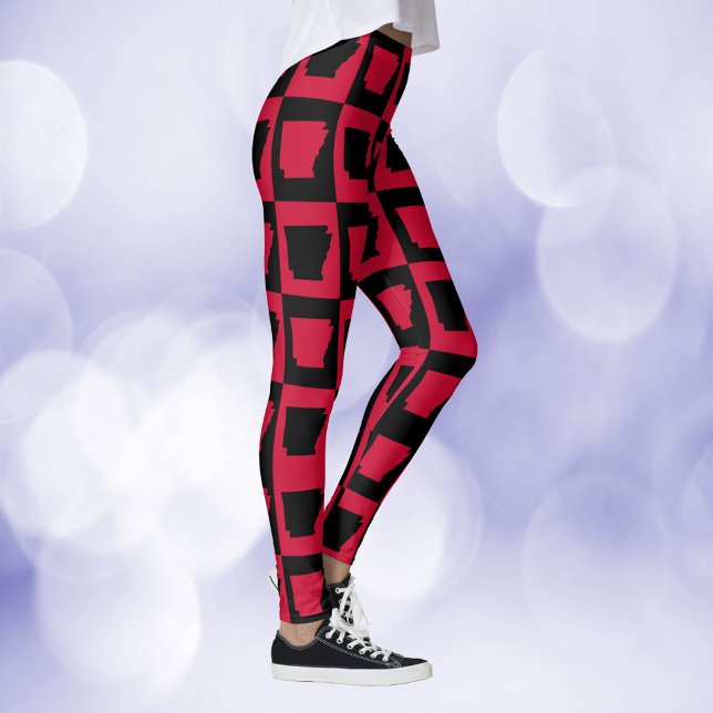 Leggings Motif noir et rouge de l'Arkansas (A pair of leggings featuring a red and black pattern of Arkansas.)