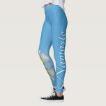 Leggings Namaste Reflétant Lotus Flower Sky Blue Yoga<br><div class="desc">Ces leggings ou collants présentent un design magnifique avec une fleur de lotus blanc et jaune réfléchissant avec des vagues et des ondulations sur une jambe,  et le mot "Namaste" sur l'autre. L'arrière - plan est d'un bleu ciel clair ou d'une couleur azur. Parfait pour le yoga.</div>