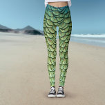 Leggings Pétales de sirop vert turquoise Pétales de sirène<br><div class="desc">Ces jambières Turquoises en plumes de paon vert ont l'air de Balances de sirène. Vêtements amusants et fantaisistes pour les cours de yoga et au-delà. Ce design a été créé en utilisant une photo que j'ai prise d'un paon réel... J'ai payé mon modèle avec des graines de tournesol et il...</div>
