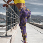 Leggings Pierre de marbre violet violet d'or métallique<br><div class="desc">Cette conception a été créée par art numérique. Elle peut être personnalisée en cliquant sur le bouton personnaliser et en modifiant la couleur, en ajoutant un nom, des initiales ou vos mots préférés. Contactez-moi à l'adresse colorflowcreations@gmail.com si vous souhaitez que ce design soit disponible sur un autre produit. Achetez ma...</div>