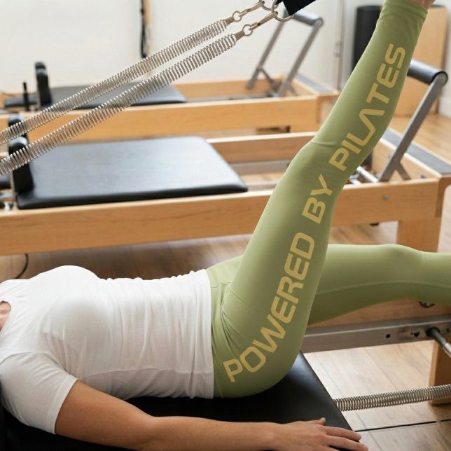 Leggings Pilates Monogramme Créez Votre Propre Design Olive (Olive green Pilates leggings worn by a woman on a reformer)