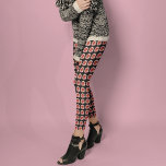 Leggings Pink Daylily Floral Pattern sur Noir<br><div class="desc">Des leggings élégants et à la mode qui arborent l'image d'une belle fleur rose Daylily sur un arrière - plan noir et imprimé dans un motif extensible. Un joli design floral ! Sélectionnez votre taille de légumineuses.</div>