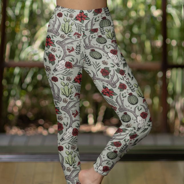 Leggings Red and Green Country Cowgirl Deer Crâne & Antlers (Southwestern Hand Drawn Pattern. Reindeer Skulls, Red Roses, Cactus Plants, Poinsettias. Sage Green)