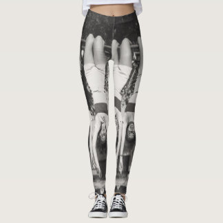 Leggings Showgirls sur les bars à singes, design ludique.