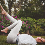 Leggings Simple minimaliste Motif de flocon de neige d'hive<br><div class="desc">Ce design est composé d'un minimaliste argent blanc de neige leggings avec un élégant motif argent de neige, d'un modèle d'élégance de la neige en hiver, d'un style tendance de Noël festif, d'une simplicité contemporaine de neige douce, de neige tombante hiver subtile design, d'un gris blanc gris subtil design, de...</div>