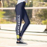 Leggings Sporty Pickleball Custom Town Nom de l'équipe Mari<br><div class="desc">Les jambes parfaites pour les amateurs de pickleball. Des leggings de haute qualité avec votre texte personnalisé et un pickleball jaune de chaque côté. Ajoutez le nom de votre équipe, le nom de la ville, le nom du club, etc. Amusez-vous pour un jeu social décontracté ou un match de tournoi...</div>
