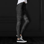 Leggings Velvety Onyx Damask | Black Vampy Grunge Baroque<br><div class="desc">90 Grunge, Tout Grandit ! Le damas baroque velours foncé, épais et spectaculaire d'inspiration gothique, dans une riche palette de nuances, crée une texture de velours broyé vintage opulente. De la collection luxueuse et sophistiquée "Moody Jewel Tones", cette nouveauté contemporaine mélangé moyen unisex (mais féminin) effet abstrait ajoute une parfaite...</div>