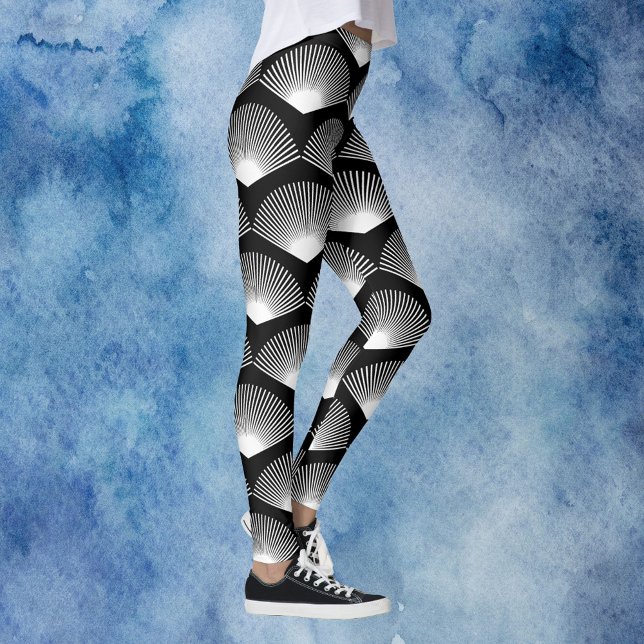 Leggings Ventilateur Art déco Motif blanc et noir (A pair of leggings with an art deco white fan pattern on a black background.)