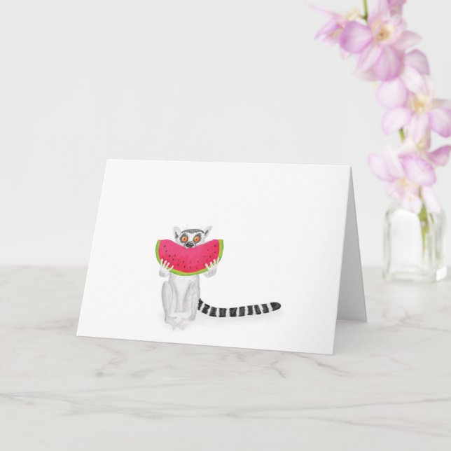 Lémur à queue ronde mignonne mangeant une carte de (Orchidée)