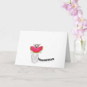 Lémur à queue ronde mignonne mangeant une carte de