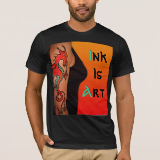 L'encre est T-shirt de tatouage d'art