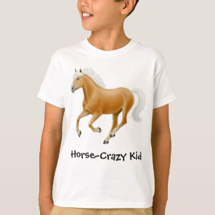 L'enfant fol de cheval badine le T-shirt de