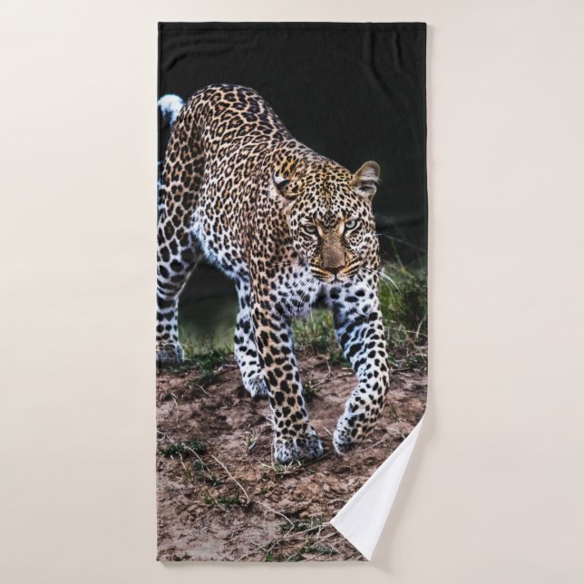 LEOPARD MARCHANT DANS LA SAUVAGE (Serviette de bain)