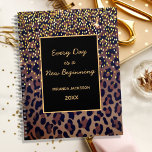 Léopard motivationnel motif brun noir 2025<br><div class="desc">Elégante, cool, glamour et féminine avec motif léopard brun, doré et noir, décorée de confettis dorés. Personnalisez et ajoutez votre nom. Modèle pendant un an, lettres noires. Un cadre noir avec la citation motivationnelle : Chaque jour est un nouveau commencement. Parfait pour les femmes entrepreneurs, maquilleurs, propriétaires de magasins, consultants....</div>