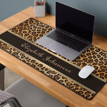 Léopard Poster de animal Brown et doré<br><div class="desc">Faites-vous plaisir avec notre pochette de bureau Leopard Poster de animal Brown & Gold Stripe Glamor Mat! Doté d'un arrière - plan empreinte de léopard chic avec de luxueux rayures dorées et marron au centre, ce tapis de bureau ajoute une touche élégante à toute installation de bureau. Personnalisez-le avec votre...</div>