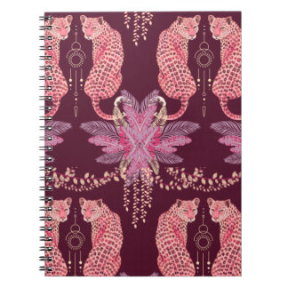 Léopards roses dans le cahier de notes du jungle /