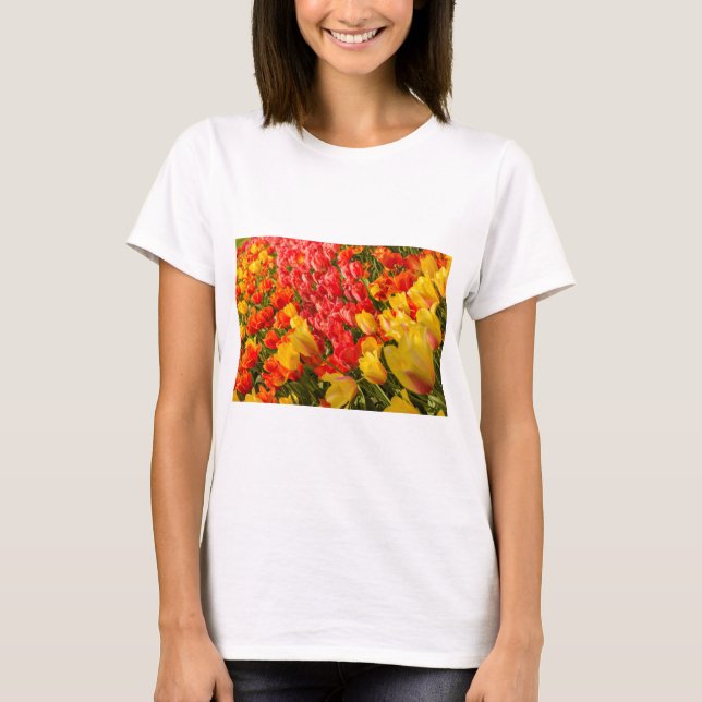 L'ÉPANOUISSEMENT DE TULIPES DANS UN PARC T-SHIRT (Devant)