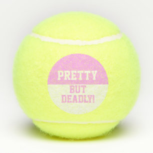 Les balles de tennis roses drôles de la jolie mai