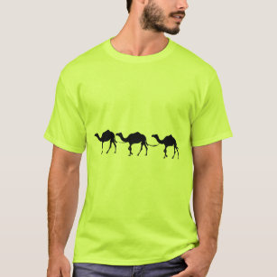 les chameaux marchent en t-shirt du désert