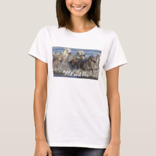 Les chevaux galopant dans l'eau T-shirt