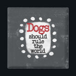 Les Chiens Devraient Régler Le Magnet Du Réfrigéra<br><div class="desc">Un joli design typographique qui dit "Chiens Devraient Diriger Le Monde". C'est du texte en noir et rouge sur un rectangle blanc avec des points amusants et amusants qui l'entourent est posé sur un arrière - plan gris texturé et solide.</div>