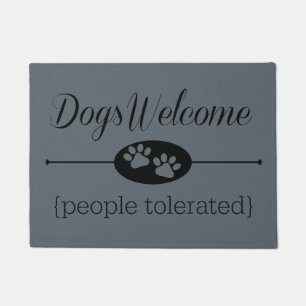 Les chiens font bon accueil - au tapis de porte