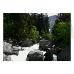 Les chutes de Vernal au loin à Yosemite