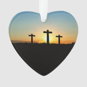 Les croix de crucifixion au coucher du soleil