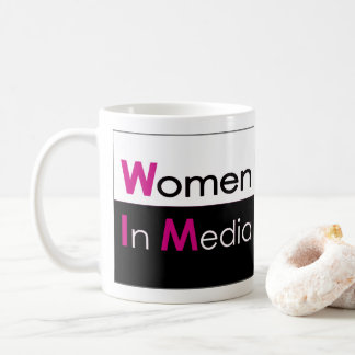 Les Femmes Dans La Mug Classique Des Médias