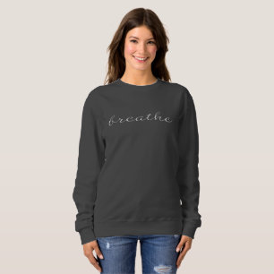 Les femmes respirent le sweatshirt dans le gris
