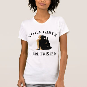 Les filles de yoga sont T-shirt tordu