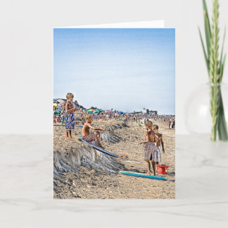 Les garçons poncent la carte surfante d'ascenseurs