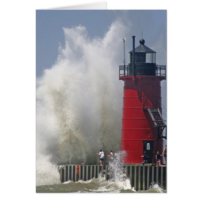 Les gens sur la jetée regardent les grosses vagues (Devant)