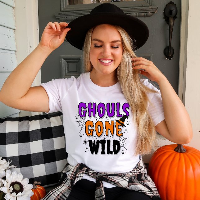 Les Ghouls sont devenus des T-shirts d'Halloween m (Women in a white t-shirt with Ghouls Gone Wild Halloween topography with fall decor.)