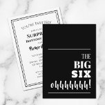 Les grandes invitations de fête d'anniversaire du<br><div class="desc">Jeter un jalon 60e anniversaire fête? N'oubliez pas d'envoyer une invitation qui fera le bonheur des invités pour votre fête. "The BIG SIX ohhhhh!" - changez à tout âge et à n'importe quel arrière - plan de couleur sur le devant et personnalisez les détails de votre fête sur le dos....</div>