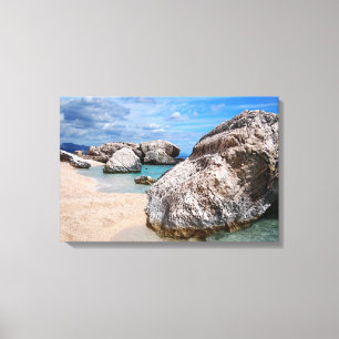 Les grandes roches à la toile de plage de Cala