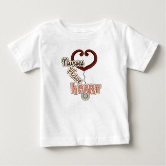 Les infirmières de stéthoscope ont le T-shirts et