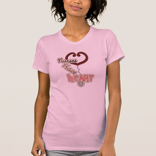 Les infirmières de stéthoscope ont le T-shirts et (Devant)