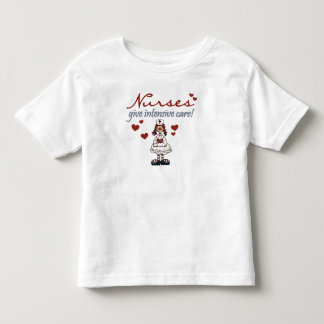 Les infirmières donnent des T-shirts et des