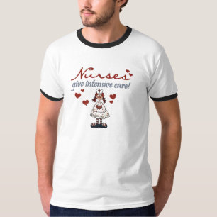 Les infirmières donnent des T-shirts et des