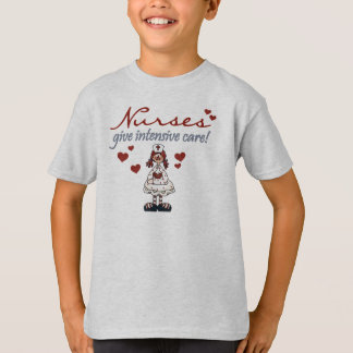 Les infirmières donnent des T-shirts et des cadeau
