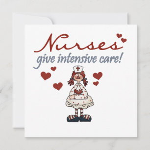 Les infirmières donnent des t-shirts et des cadeau