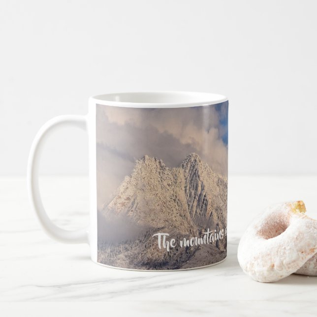 Les montagnes appellent et je dois aller - tasse (Avec donut)