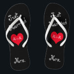 Les Mrs. de Mr. & Mrs. Just Married Tongs<br><div class="desc">Ces tongs amusantes Just Married sont le cadeau parfait pour la future mariée. Le design présente des tongs noires avec les mots "Just Married" dans une typographie amusante et féminine en angle. Au milieu se trouve un cœur rouge avec vos initiales ou monogrammes. Au talon se trouve le mot Mrs.....</div>