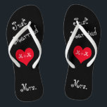 Les Mrs. de Mr. & Mrs. Just Married Tongs<br><div class="desc">Ces tongs amusantes Just Married sont le cadeau parfait pour la future mariée. Le design présente des tongs noires avec les mots "Just Married" dans une typographie amusante et féminine en angle. Au milieu se trouve un cœur rouge avec vos initiales ou monogrammes. Au talon se trouve le mot Mrs.....</div>